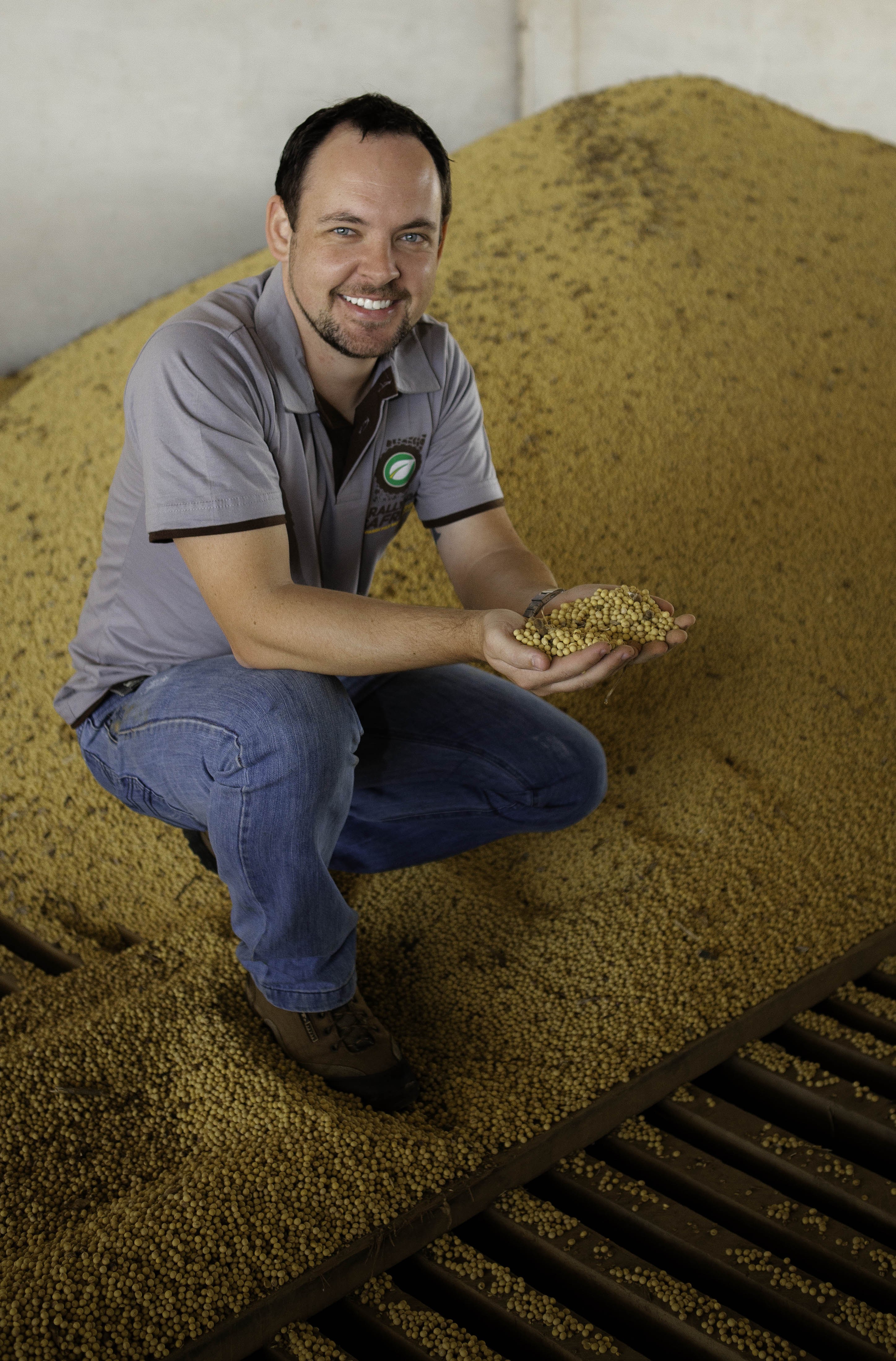 Gustavo Bonato segurando grãos de soja